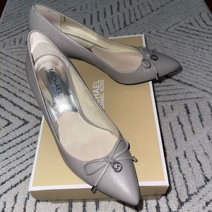 Michael kors low pumps grey.